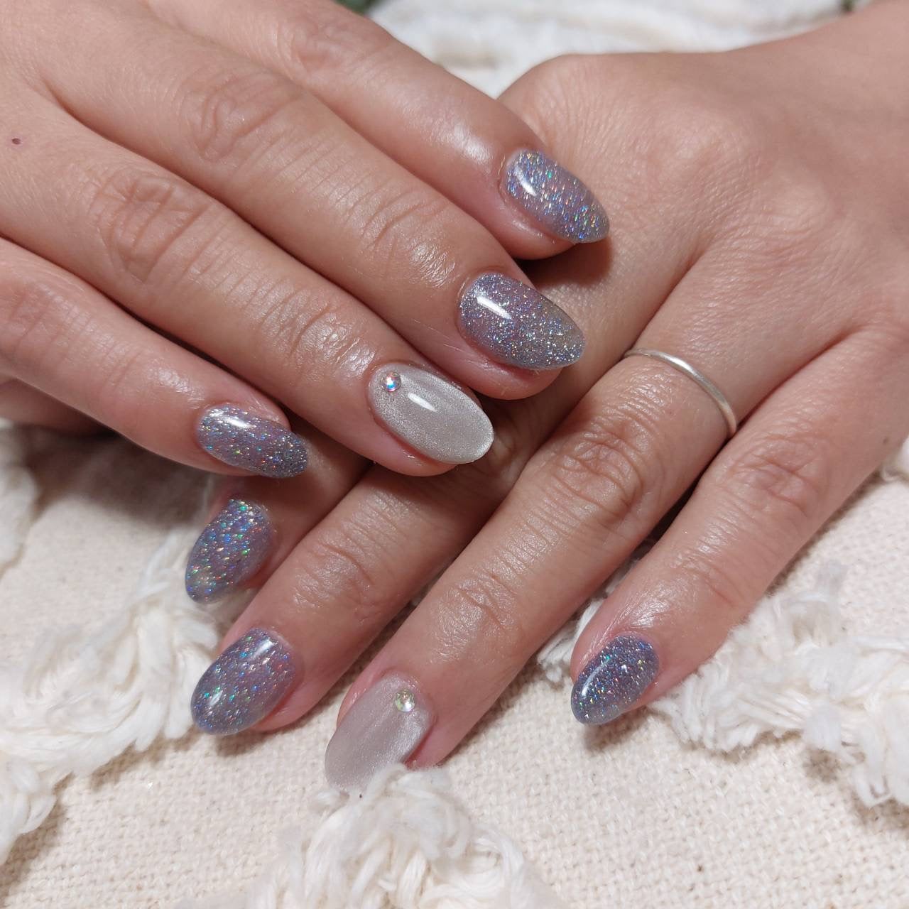 M★chi on LIPS 「ネイル記録簿今回は偏光ラメたっぷりブルーとグレージュのマグネッ..」(1枚目)