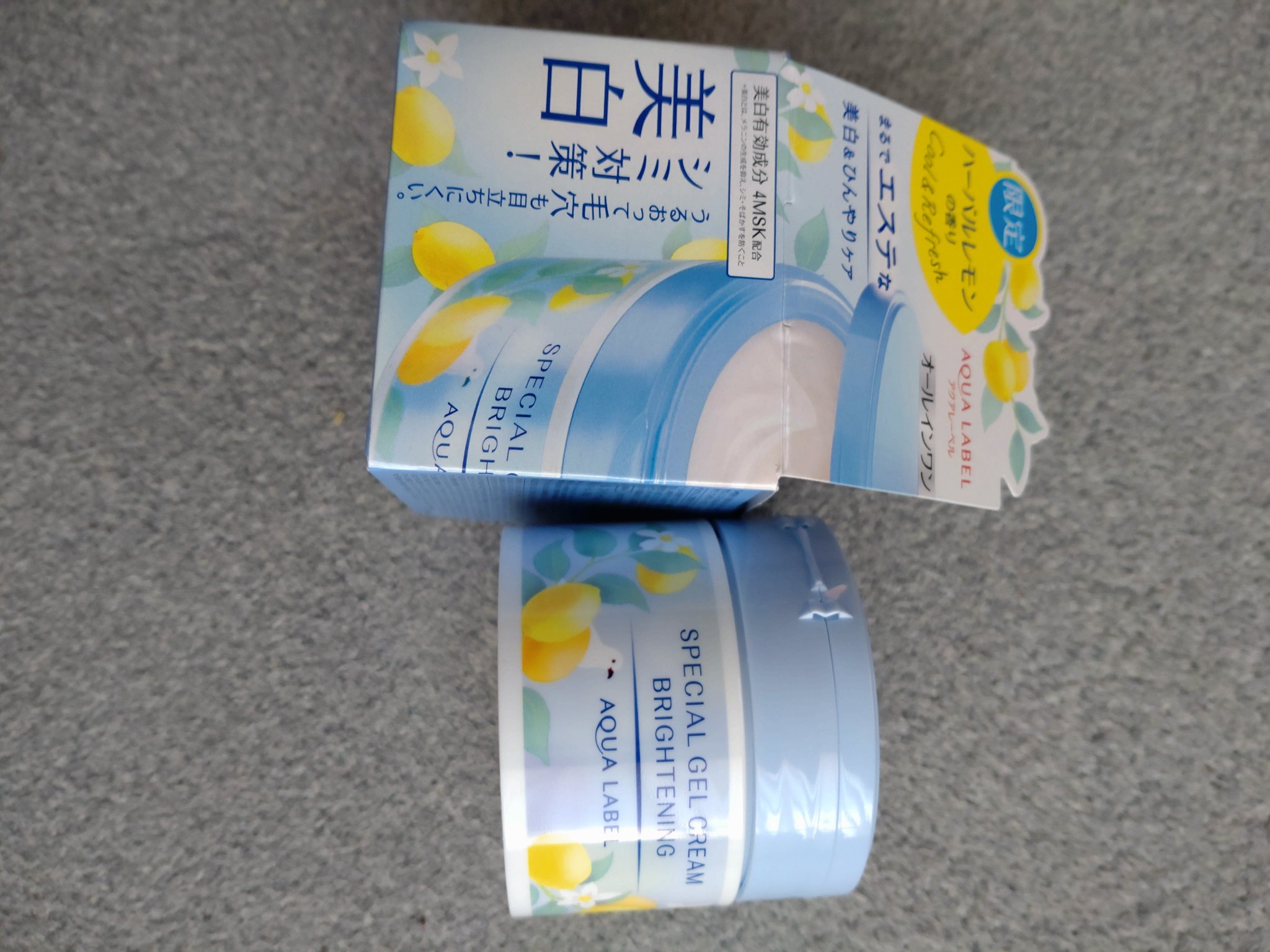 お久しぶりです！！

アクアレーベルのオールインワンをつかってみました！！
限定のハーバルレモンの香りです

ジェルはぷるぷるで
肌に馴染むのも早いほうだと思う
そして毛穴も目立ちにくく、また美白効果が見込める
成分も。

レモンの香りも爽