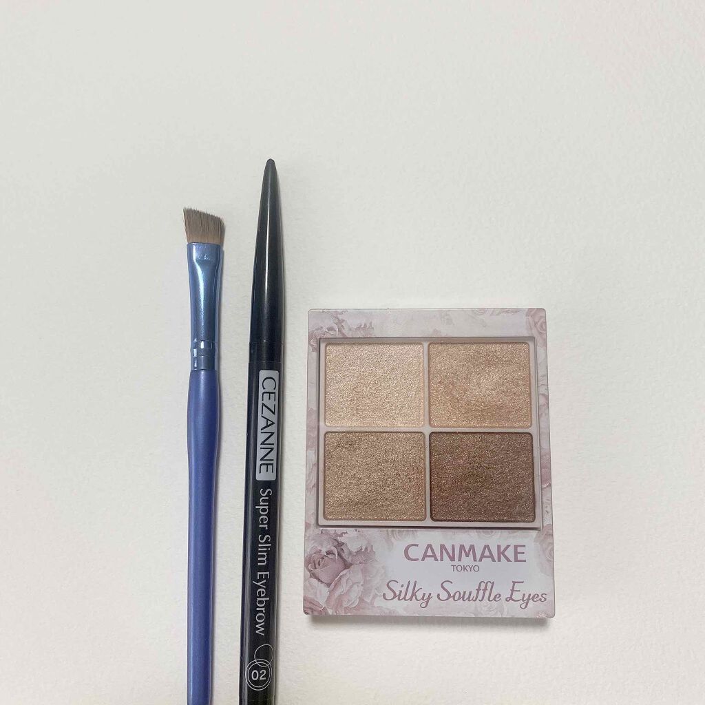 アイブロウ👀

眉毛は10日に1回ペースで脱色をしています。
なので基本眉マスカラはなし。

毛が真っ黒だと、私はどうしても眉毛だけが濃くなってしまうのが気になるのですが、脱色することで色素薄めになるので、ふわふわにもきっちりにも描きやす