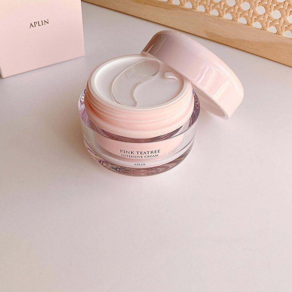 𓆸

ピンクティーツリーで水分鎮静ケア♡

アプリン
｜ピンクティーツリークリーム

ティーツリー成分とシカ成分を
たっぷり配合したクリーム。
ティーツリー成分がニキビ肌を
落ち着かせ、シカ成分が肌鎮静を
助けてくれます𓂃𓇢

さらに