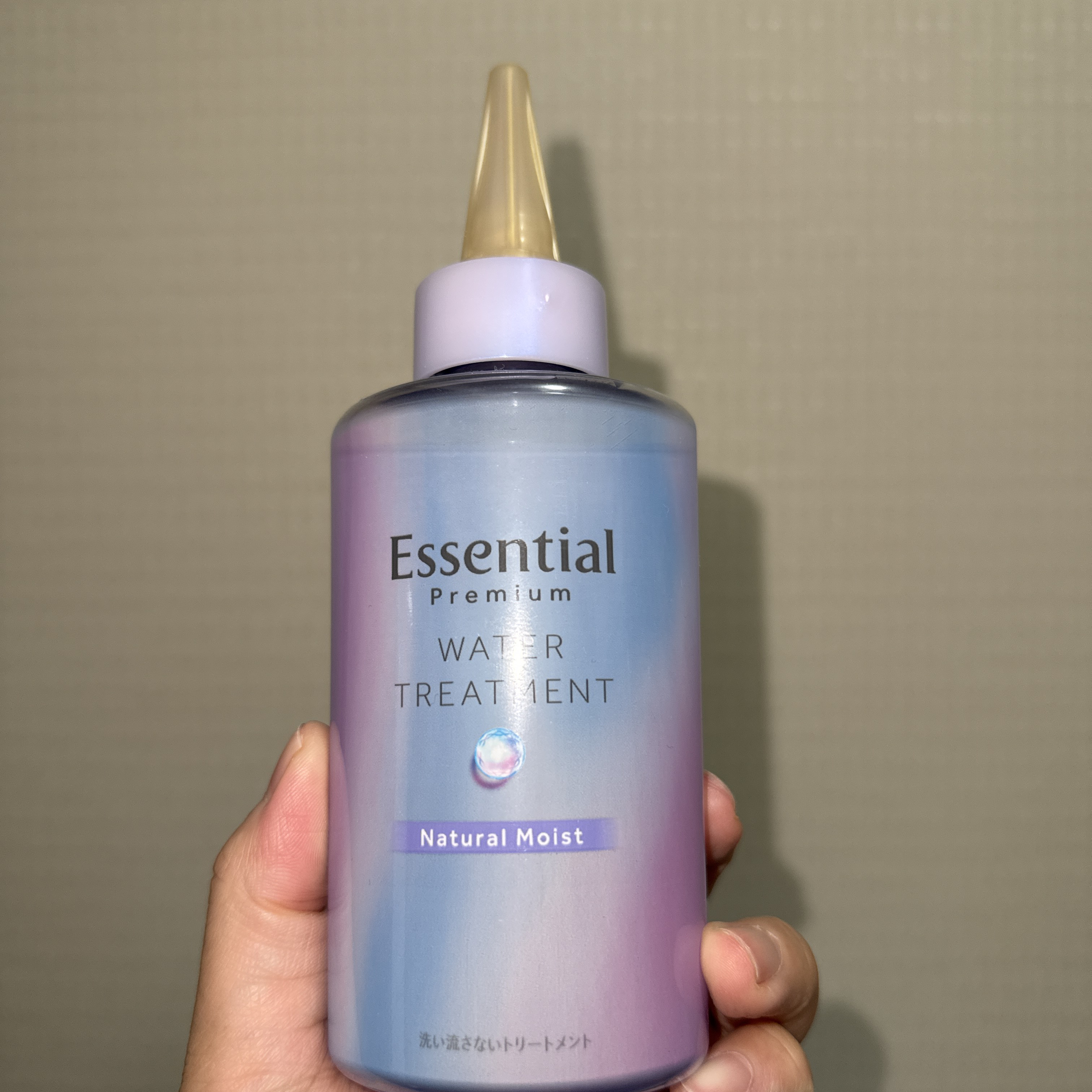 エッセンシャル プレミアム ウォータートリートメント ナチュラルモイスト　¥1,414


シャバシャバしたテクスチャーで手からこぼれやすいので髪に塗るのが少し難しいです。

でもこれを使うと髪の乾きが早くなり、仕上がりもとてもサラサラにな