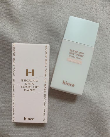 @hince_official_jp 
✔︎セカンドスキントーンアップベース

すごいの。
私の信頼を置いている美容垢の皆様大絶賛の
意味がわかりました🙏🏻
塗った側から肌になる。
そんな密着力。
まさにセカンドスキンなのです。
ツヤ肌な感じではなくマット寄りですが、
補正力も見事で乾燥しにくい気がする
そしてしっかりSPF50+ PA++++💯

わたしはライトピーチを🍑
サンプルでグリーンもラベンダーもついてたので
今日はグリーン使ってみたけど最高（語彙力）
まだ2回しか使ってないけど
とりあえずもっと使い込んでみて
他色追うと思います、はい🫡

#hince #ヒンス #セカンドスキントーンアップベース 
#トーンアップ下地 #コントロールカラー 
#メガ割購入品 #今月の購入品  #毎日メイク の画像 その0