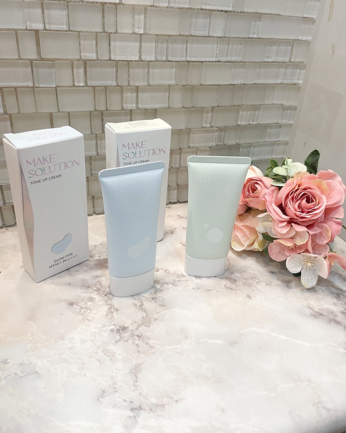
メイクソリューション(@makesolution_official )から
メークソリューショントーンアップが出ました♡

どちらもテクスチャーが滑らかで
馴染みやすいです✨
TONE UP CREAMは、
スキンケアメうるおいメトーンア