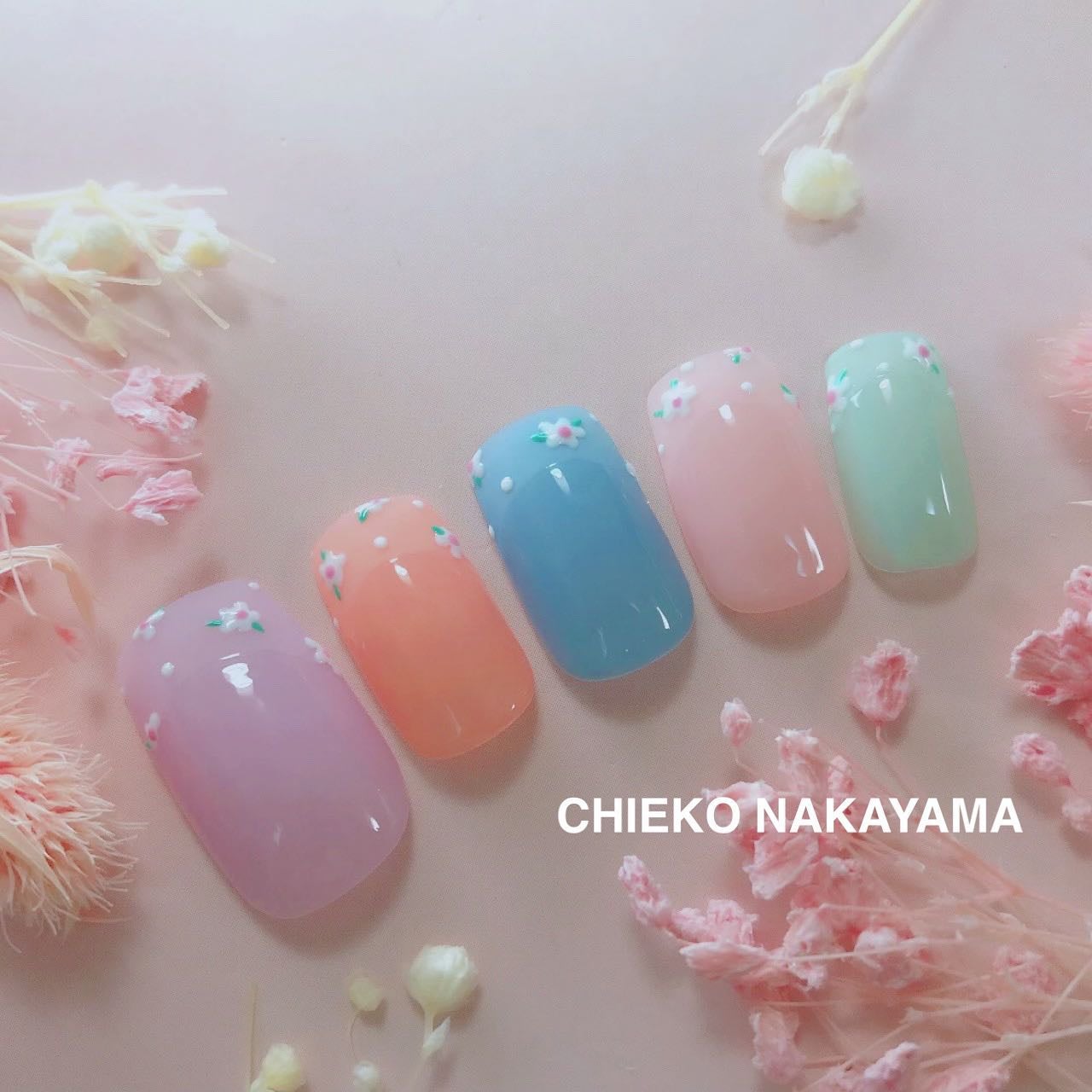 なかやまちえこ on LIPS 「Flowerフレンチ💅365日ネイル104日め⠀⠀マットはBe..」(2枚目)