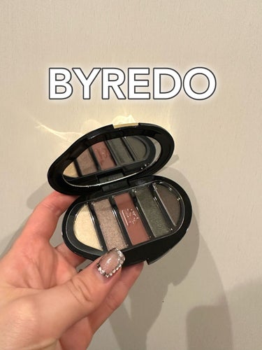 素敵な素敵なプレゼントを頂きました💭💭

BYREDO
Eyeshadow 5 Colour Compacts
コーポレートカラーズ

見た目から超高級感！！

持ってるだけでモチベ爆上がり🧙🏻‍♀️🧙