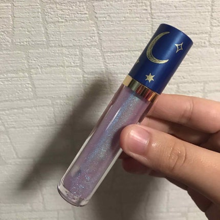 REVLON スーパー ラストラス リップグロスのクチコミ「初投稿です!
宇宙のデザインがすごく可愛くて見てすぐに購入しました〜。
実際つけてみるとラメが.....」(1枚目)