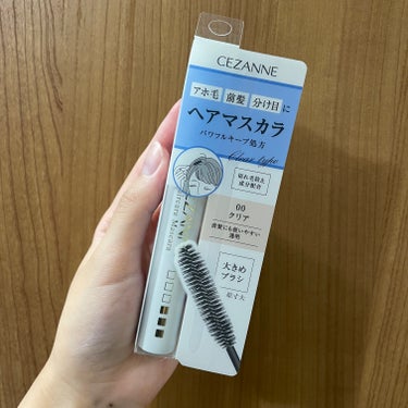 ︴セザンヌ ヘアケアマスカラ   00クリア   ︴

✔︎内容量　10mL

✔︎大きめブラシで時短に

✔︎パワフルキープ処方
バリッと固まらなくて自然なのに、キープ力高め！

✔︎トリートメント成分を10種配合
アホ毛の原因となる切れ毛を防いでくれます

しっかりとアホ毛を抑えてくれるのに
シャンプーでしっかりと落ちてくれる！

香りがついてないタイプなので
他の整髪料の匂いと混ざらないのもお気に入り◎
（開封時は若干アルコールの匂いがするけど、
使用するときは全然気にならない）

#CEZANNE #セザンヌ #ヘアケアマスカラ #ヘアマスカラ  #新作コスメ徹底レビュー の画像 その2