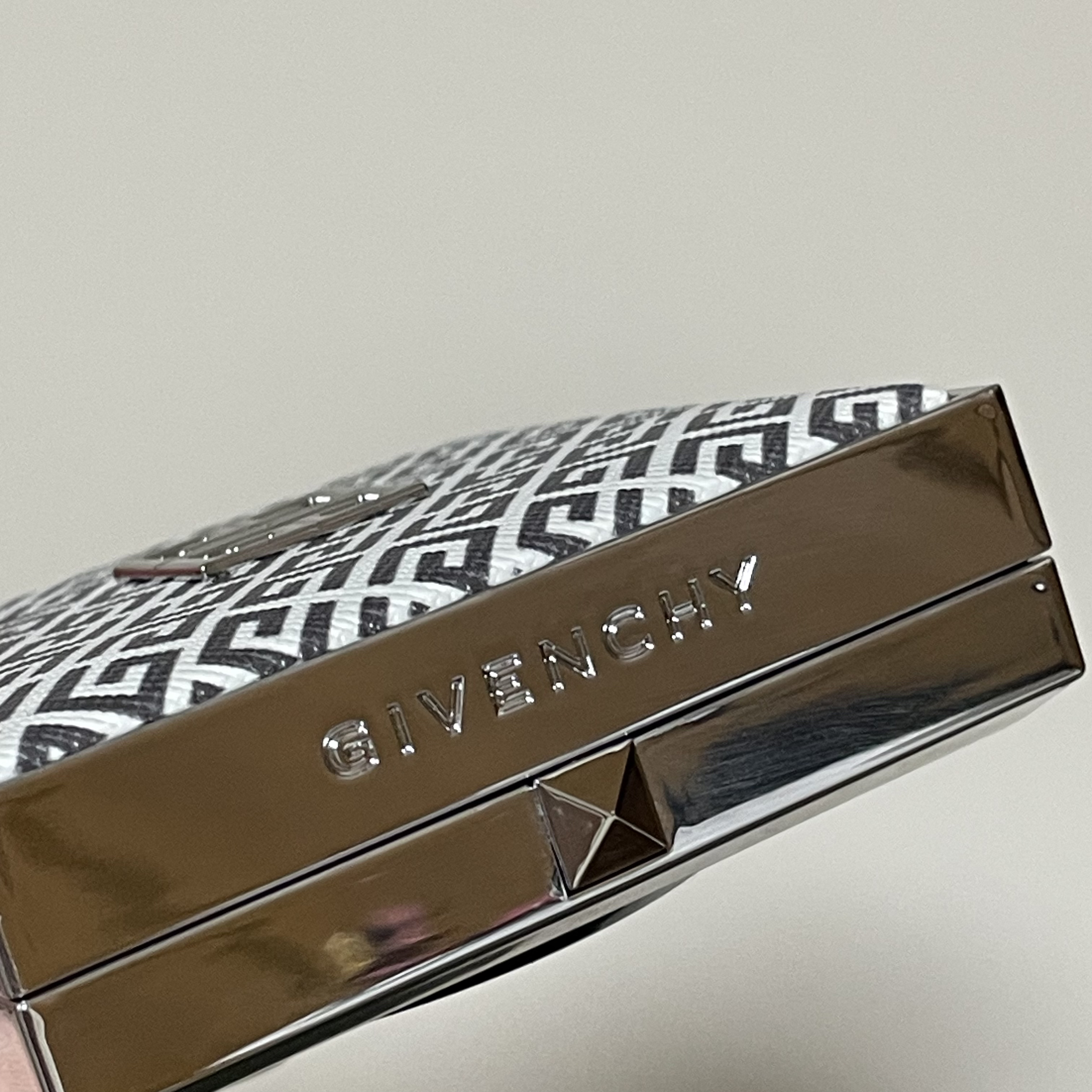 タン・クチュール・クッション タン・クチュール・クッション（クチュール コレクション 2023） /GIVENCHY/クッションファンデーションを使ったクチコミ（3枚目）