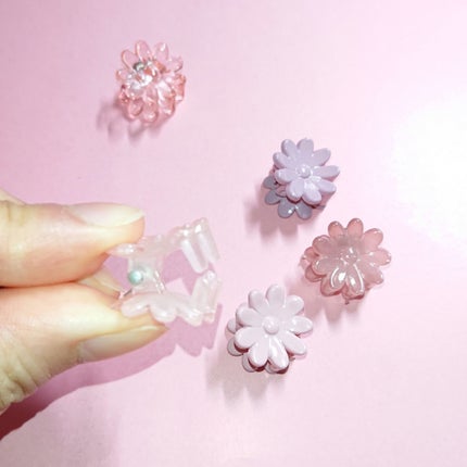 セリア ヘアアクセサリーのクチコミ「先日セリアに行った時に発見しました❣️
お花のヘアクリップ5個セット🌼
形は一緒ですが5個全.....」(3枚目)