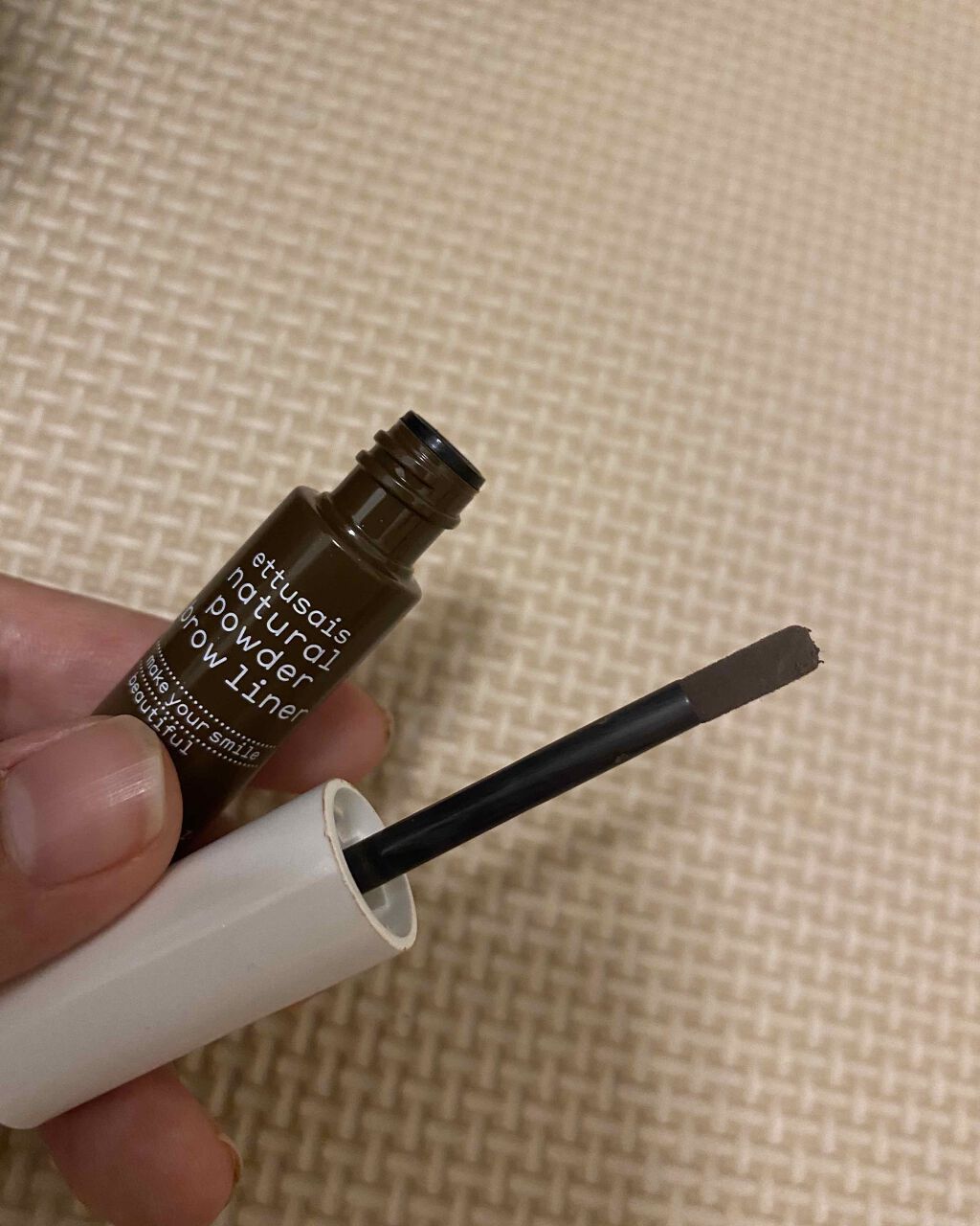 こんにちは、むぎです🐻🍒
かなりお久しぶりの投稿になってしまいました😭
iPhone11に変えたので少しはカメラの性能上がったと思います！
.
それでは早速！
今回紹介するのは
エテュセチップオンアイブロウwp
です😊
眉毛書くのが