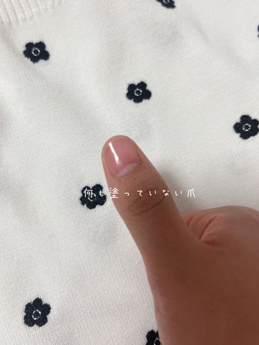 自爪が綺麗に見えるネイル💅✨

💅rom&nd ムードペブルネイル02(880円)

💅CANMAKE ファンデーションカラーズ04 (396円)

ネイルをしてみたいけど、ネイルサロンに行くとお金かかるし、セルフネイルも難しそう💦と思ったので、とりあえず、自爪を綺麗に見せよう‼️となりましたw

💅rom&nd ムードペブルネイル02
友達から誕生日に頂いたものです‼️
ムラなく塗れてツヤッツヤに✨
血色感が出るので、高校とかにつけていくのは難しいかも💦
1度塗りでは、ツヤと血色感が出る程度
2度塗りすると、結構赤くなるので、ネイルしてます感が出ます‼️

💅CANMAKE  ファンデーションカラーズ04
ロムアンドよりもさらに自爪感の出るネイルです‼️
ほんのりピンクでツヤが出ます🎀
学校につけて行っても絶対にバレないと思います‼️
1度塗りと2度塗りはあまり変わりません‼️

どちらも、塗る前に爪磨きで磨くとさらに綺麗に見えます‼️
私が使っている爪磨きは商品のとこに載せておきます‼️
これを使う前は百均のものを試したのですが、削られすぎて爪に傷がつきました😭
多少高くてもいいものを使うことをオススメします‼️

後、ネイルを塗ったあとはどちらもトップコートを塗らないと、すぐに傷ついたり、汚くなってしまうので、トップコートと一緒に使ってください‼️の画像 その1