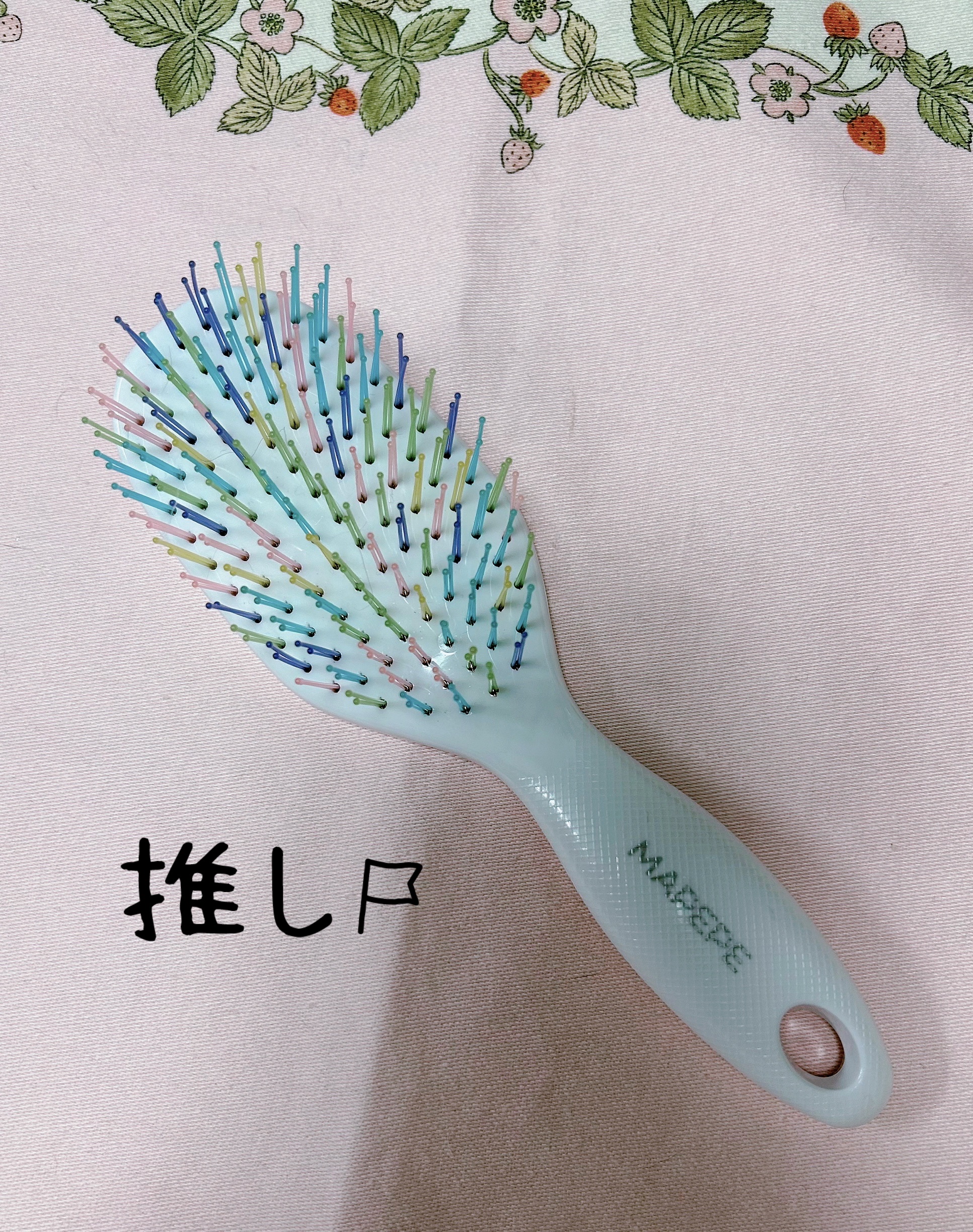 #美髪 item 🧏🏻‍♀️

mapepe ミニサイズが優秀！



猪毛＆ナイロン毛のミックス植毛で、髪に程良いテンションがかかりストレートヘアのブローにも最適！

頭皮にしっかり届くピンヘッド
肌あたりのよい丸いピンヘッドは痛くな