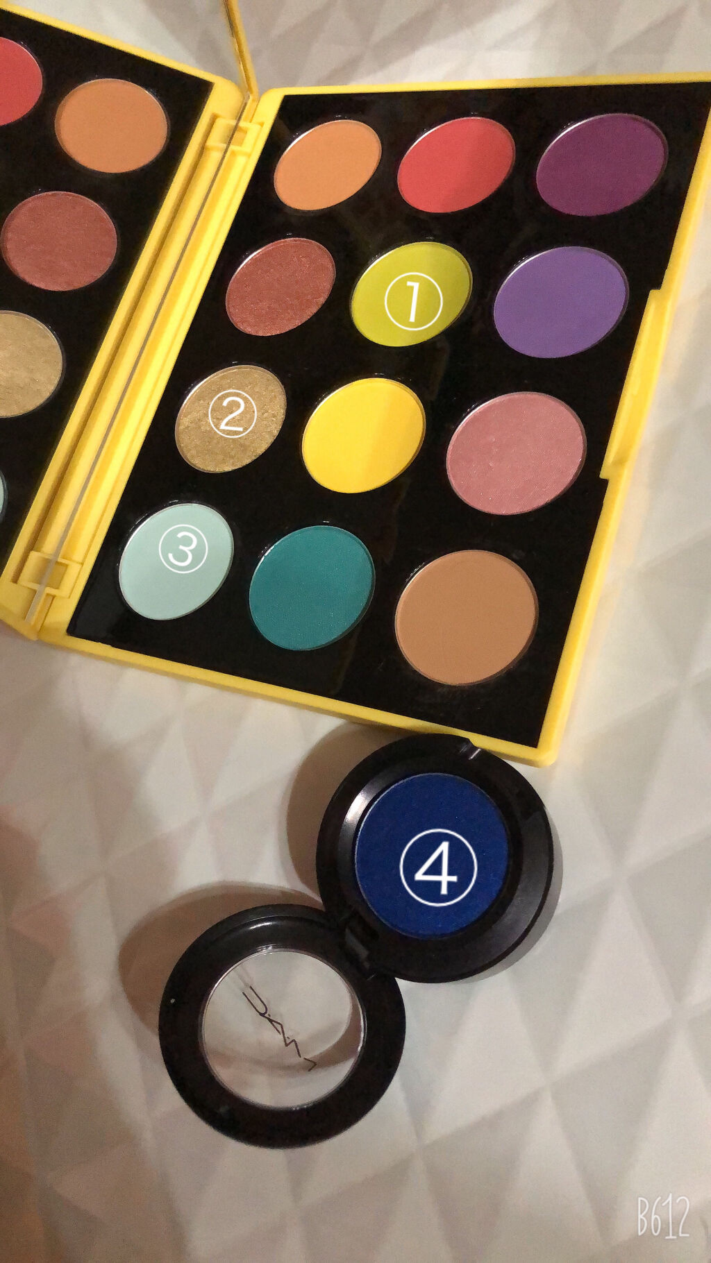 スモール アイシャドウ イン ザ シャドウズ/M・A・C/単色アイシャドウを使ったクチコミ（2枚目）