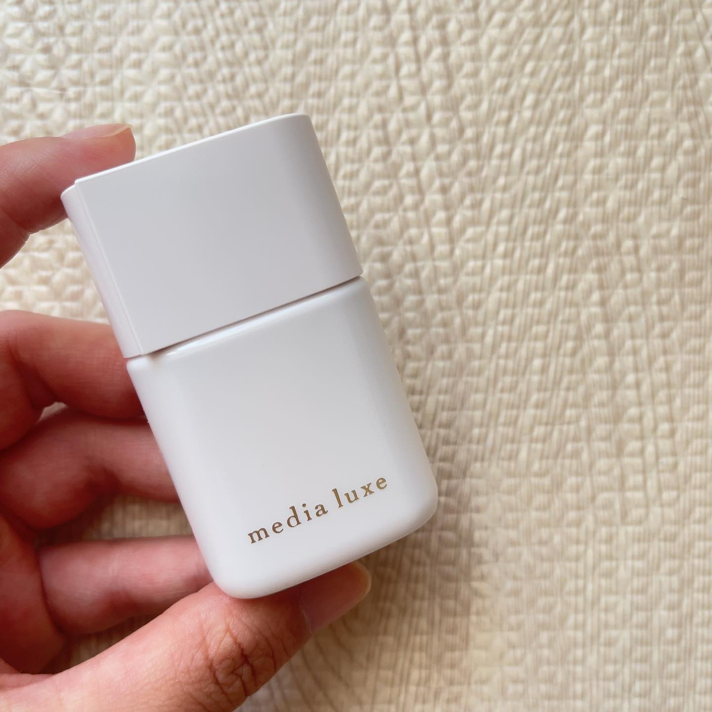 -

メディアリュクス
リキッドファンデーション

大人の汗応援ファンデ！

塗った瞬間さらさら

汗をかいてもさらっとしてて
くずれにくかったです！

ふんわり、明るい仕上がり

シンプルなパッケージも可愛いです

SPF26　PA＋＋＋