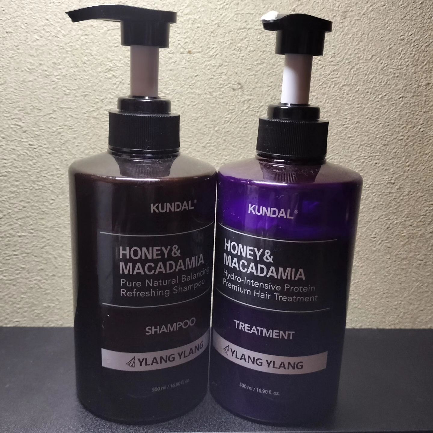 良いって言われてたクンダル、使ってみたら虜になりました…！

イランイランの香りがお風呂場いっぱいに広がって贅沢な気分に✨️
仕上がりはしっとりサラサラって感じで、手触り好きすぎて手ぐしが止まらないです！夜になると髪が広がっちゃうのが悩みだ