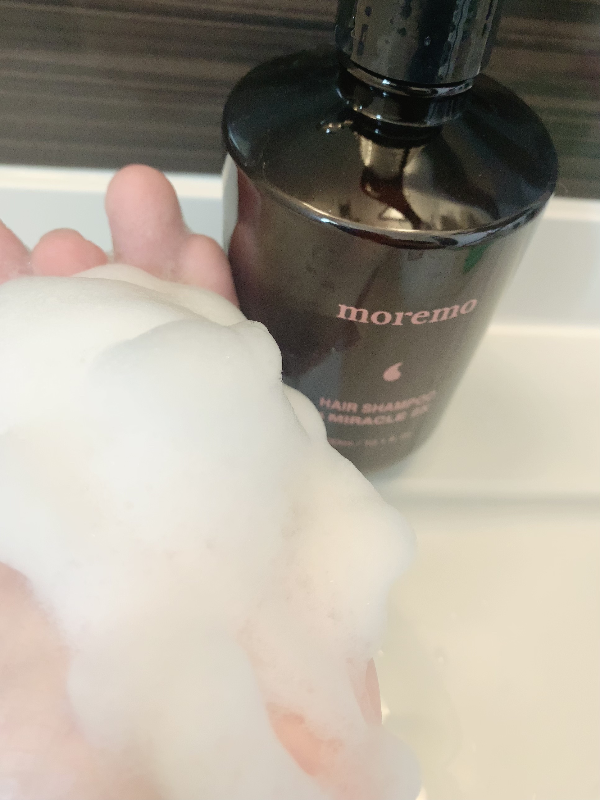 moremo ヘアシャンプー ミラクル2Xのクチコミ「とろみの強い、粘りのあるシャンプー。

泡立ち良く、ふんわりもっちりなきめ細かい泡ができあ.....」（2枚目）