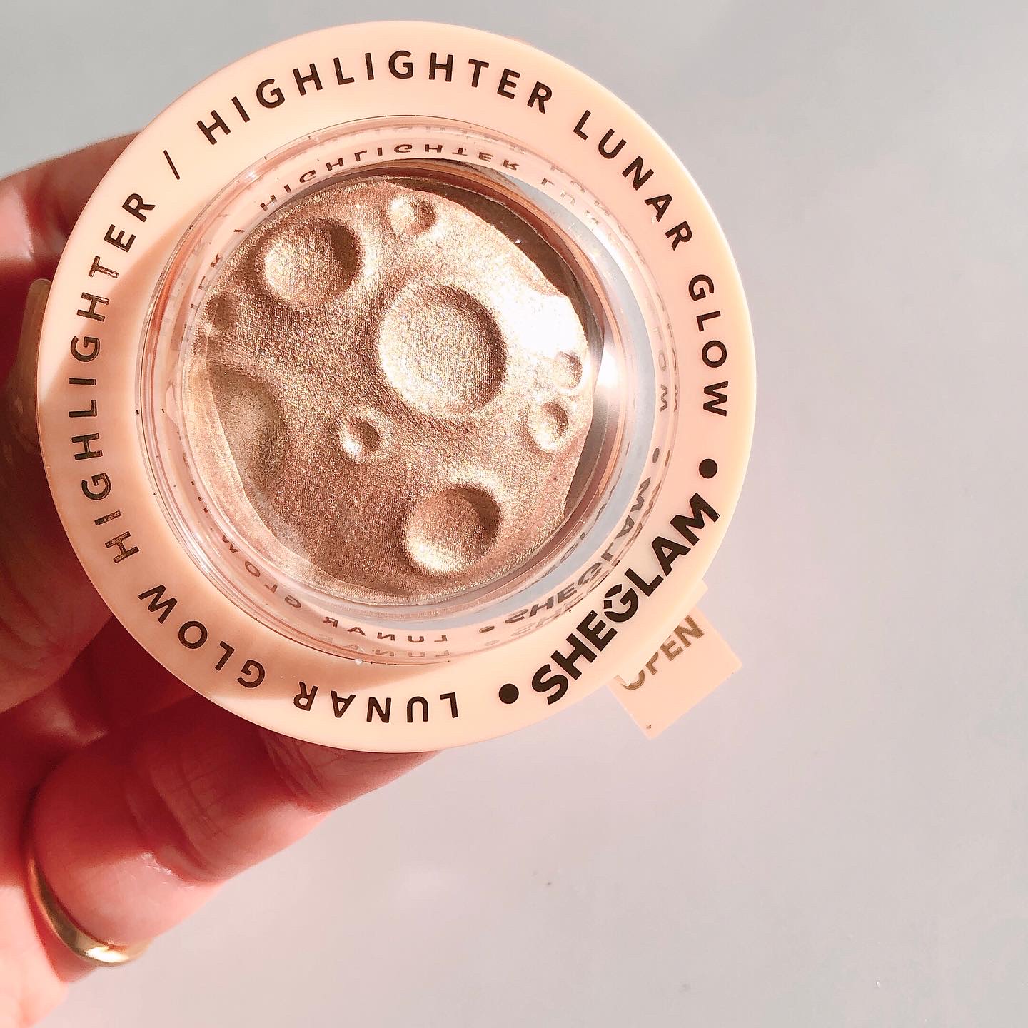 宇宙ハイライト🪐‪⋆𓈒𓏸
*
.
.
閲覧、いいね、いつもありがとうございます❁⃘*.ﾟ
.
.
実は買ってましたシリーズ
.
.
#SHEGLAM
#lunarglowhighlighter
ティーケーキ
.
.
.
去年の購入品で