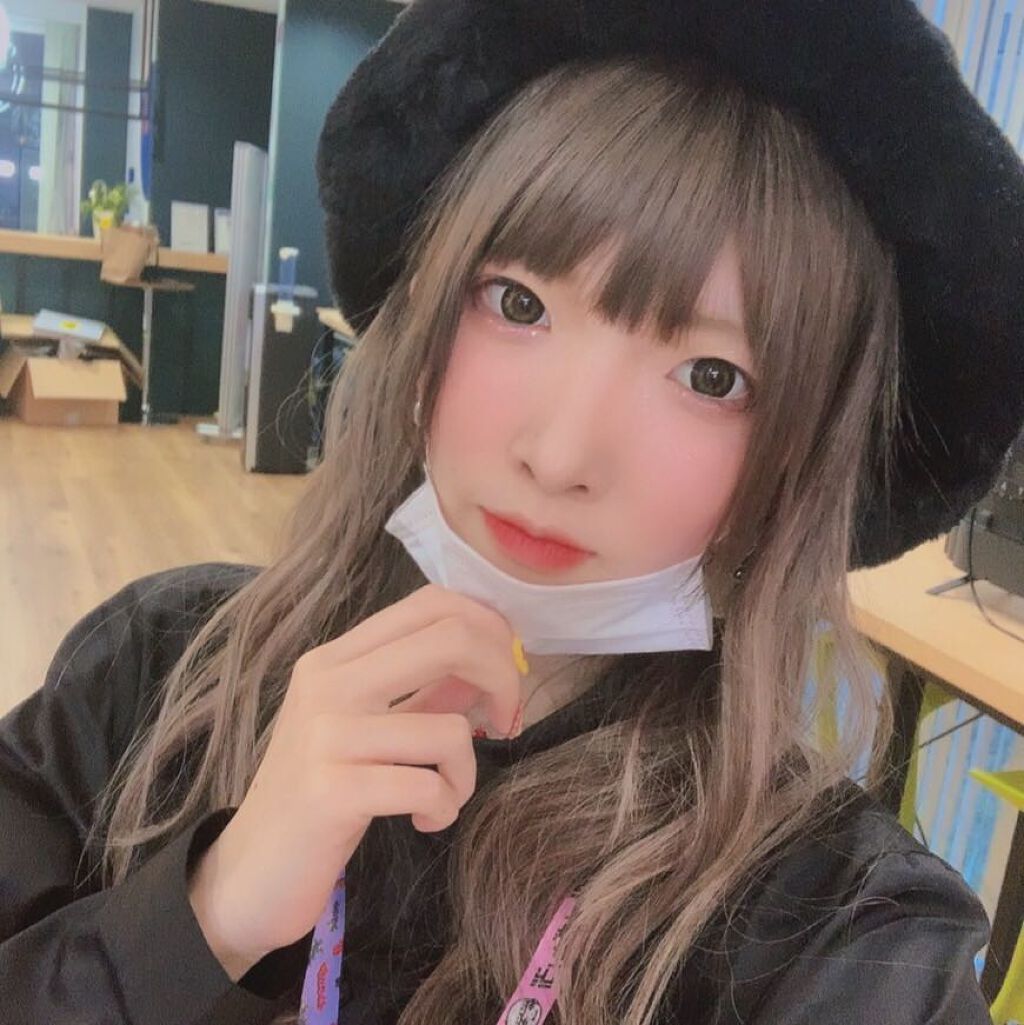 Leanani プレミアムリキッドアイライナーNのクチコミ「レアナニのアイライナーは
ブラシが細いのにコシがある感じで
細かく描く時すごい便利！！✨✨.....」（1枚目）