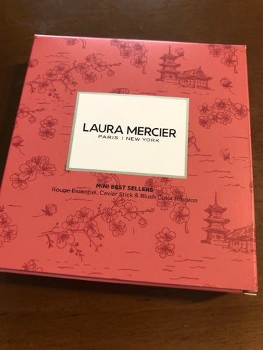 laura mercierプティコレクションベストカラー
購入しました😍
ミニサイズでとても可愛い〜💕✨

ローラメルシエはクッションファンデが初めて購入した商品で薄付きでカバーもしてくれる素敵なクッシ