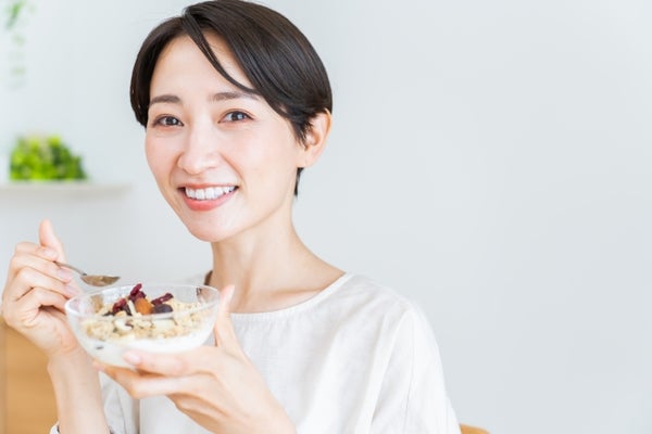 ヨーグルトを食べる女性