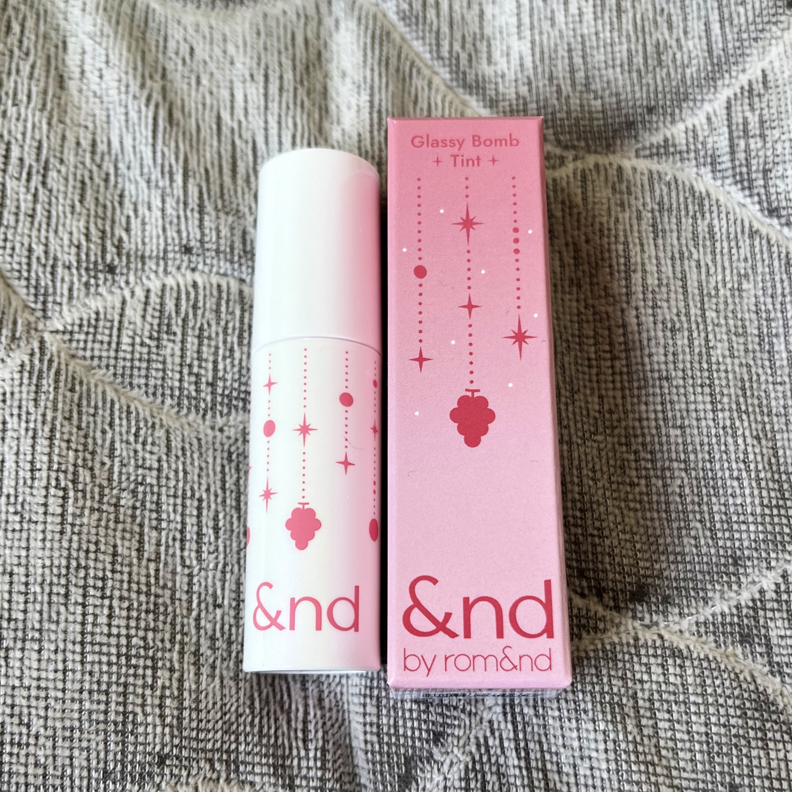 アンドバイロムアンド　グラッシーボムティント/&amp;nd by rom&amp;nd/リップティントを使ったクチコミ（2枚目）