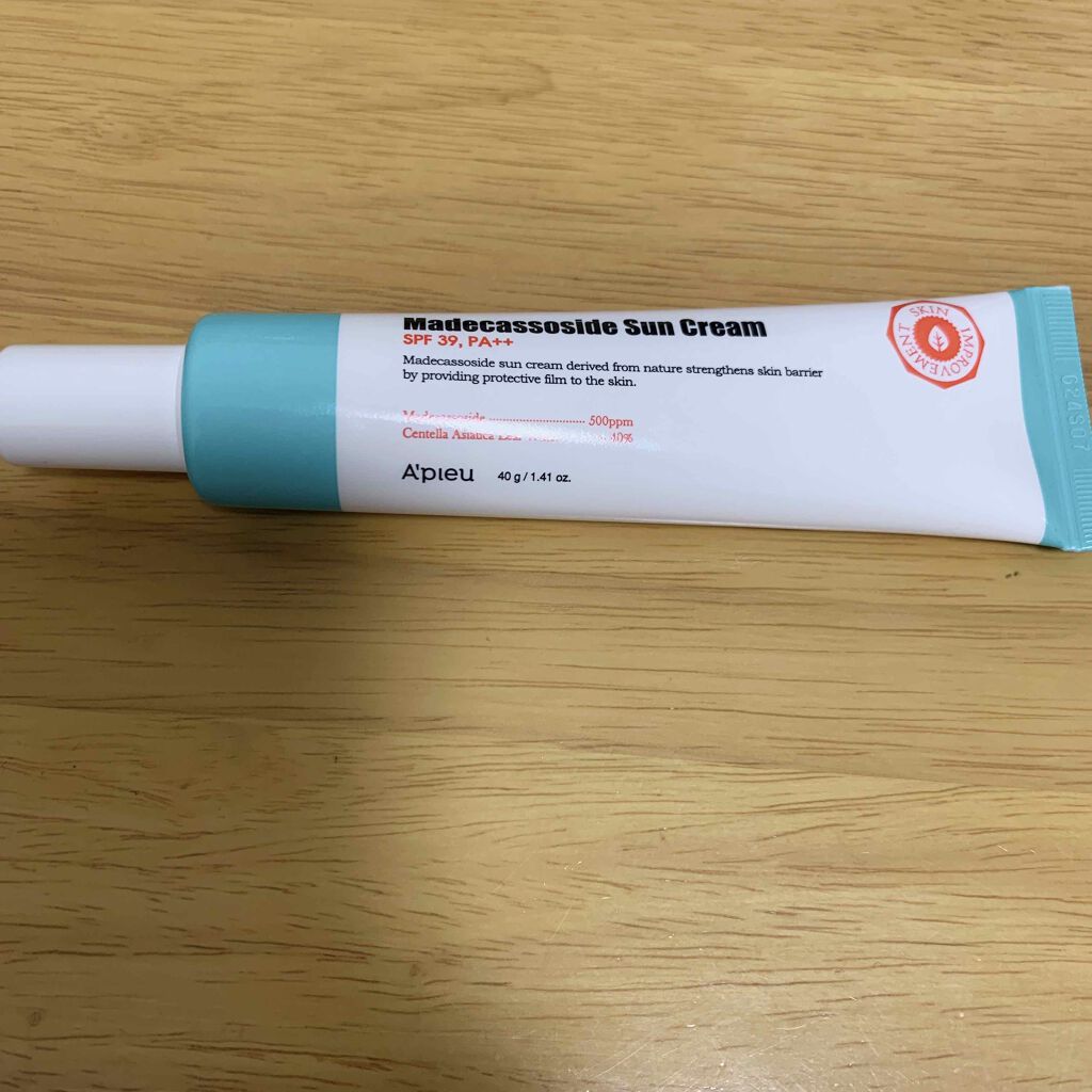 アピュー　マデカソ　サンクリーム
40g

白いクリームですが、伸びが良く肌に自然と馴染むので白浮きしません！
少量でも伸びるのでコスパ良しです(o^^o)
SPF39、PA＋＋なので、普段使いにぴったりです！
ただ、塗る時に少し変わったに