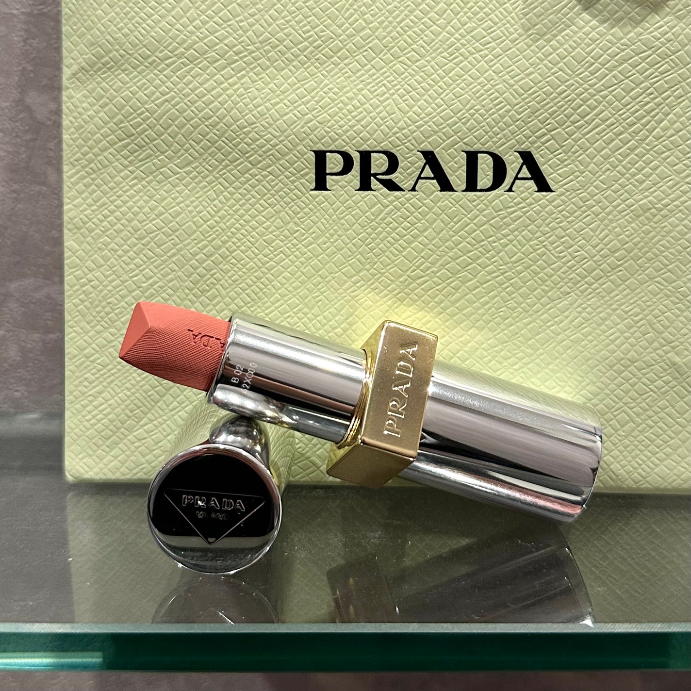 モノクローム ウェイトレス リップカラー(マット レザー)/PRADA BEAUTY/口紅を使ったクチコミ(1枚目)