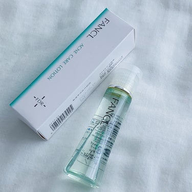 ...♡
.
ファンケル
アクネケア 化粧液＜医薬部外品＞
30ml
.
肌バリアを根本から整え、大人ニキビを防ぐ薬用化粧液。
.
肌バリアを壊してニキビの発生に関与する“ゆさぶり因子”に着目！
デリケートな大人ニキビ肌の肌ストレスとなる殺菌剤、防腐剤・石油系界面活性剤・紫外線吸収剤・合成色素・香料を使用せず、炎症の拡大を防ぐ甘草成分誘導体を配合。
ケアと守りのダブルのアプローチでなめらか肌に導いてくれるそう^ ^
.
ニキビのできにくい肌になりたい、肌の凸凹やゴワつきを気にせずメイクしたい、ストレスに負けずゆらがない肌になりたい、という方におすすめなのだとか！
.
洗顔後の肌に使用します。
さらりとした水のような軽いテクスチャーで伸びがとても良いです^ ^
肌にスーッと馴染むから、とてもみずみずしく心地良い使用感で、ベタつきにくく香りも◎！
.
乾燥が気になる部分には重ね付けをしたり、皮脂が気になる時はふきとりとして使ったり、時間がある時はコットンパックをしています^ ^
.
私は中指と薬指の腹を使い、顔の内側から外側へ、やや持ち上げるように顔全体にやさしくのばし、手のひら全体を使って顔を押さえ馴染ませて、最後は手のひらでハンドプレスすると◎！
首やデコルテにもしっかり塗っています^ ^
.
さらりとした軽いつけ心地でその後のスキンケアもスムーズ！
さっぱりとして、朝晩使いやすいです^ ^
.
ファンケル_提供
.
.
#ファンケル #アクネケア化粧液 #ファンケルアクネケア化粧液 
#スキンケア #化粧水 #ニキビ #ニキビケア #美肌 #美容 #美容液 #プチプラ #プチプラコスメ #乾燥肌 #混合肌 #敏感肌 #毛穴ケア #大人ニキビ #コスメ #コスメ好きさんと繋がりたい #スキンケア好きさんと繋がりたい #美容好きな人と繋がりたいの画像 その1