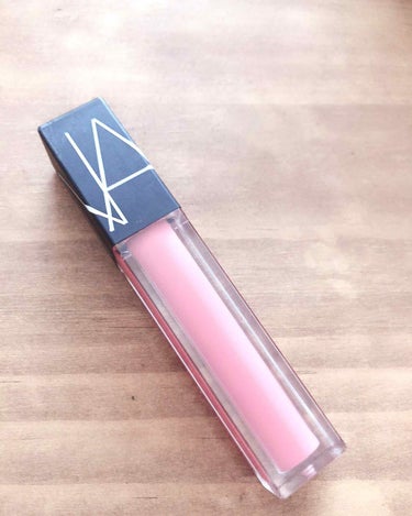 NARS
ベルベットリップグライド#2712

セミマットの使いやすいベージュピンクです。
発色がよくて、色持ちもいいと思います。

私の場合は、下地を使わないと夕方唇がガサガサします。毎日は使えないけ