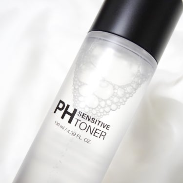 SAM'U
PH Sensitive Toner


サラッサラでお肌にスッと馴染む
エッセンスのような化粧水

トリプルヒアルロン酸配合。

ヒアルロン酸が配合されているアイテムは
とろみのあるイメージだったから意外😳

お肌をしっとり保湿というよりも
お肌に水分が行き渡るような使用感🌊

肌の上に居座る感じがないから
次のアイテムにもすぐ移れるし
朝のメイク前にも使いやすい！

サミュらしい
上品な香りに包まれます...😌♡



#PR #sam_u #サミュ #韓国コスメ #韓国スキンケア #スキンケア #skincare #samu_beautyの画像 その1