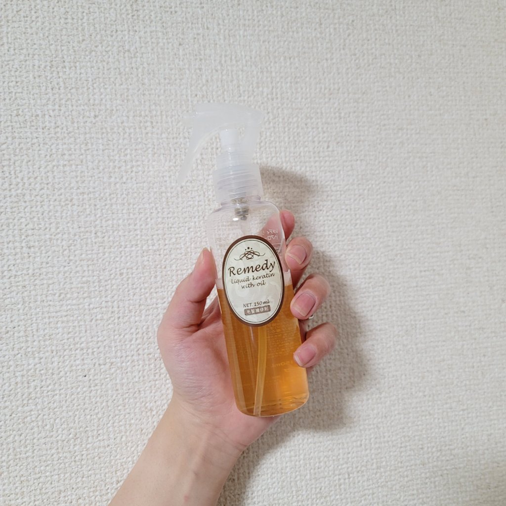 ホワイトブリーチ、ブリーチ繰り返して髪死んだからいつものヘアミルク、オイルの前にレメディつけてみたら手触り復活！
レメディ独特の匂いがあるけどいつものアウトバスの前に使えば本来の力を発揮できるし臭くないからおすすめです
乾いた髪にふりかける