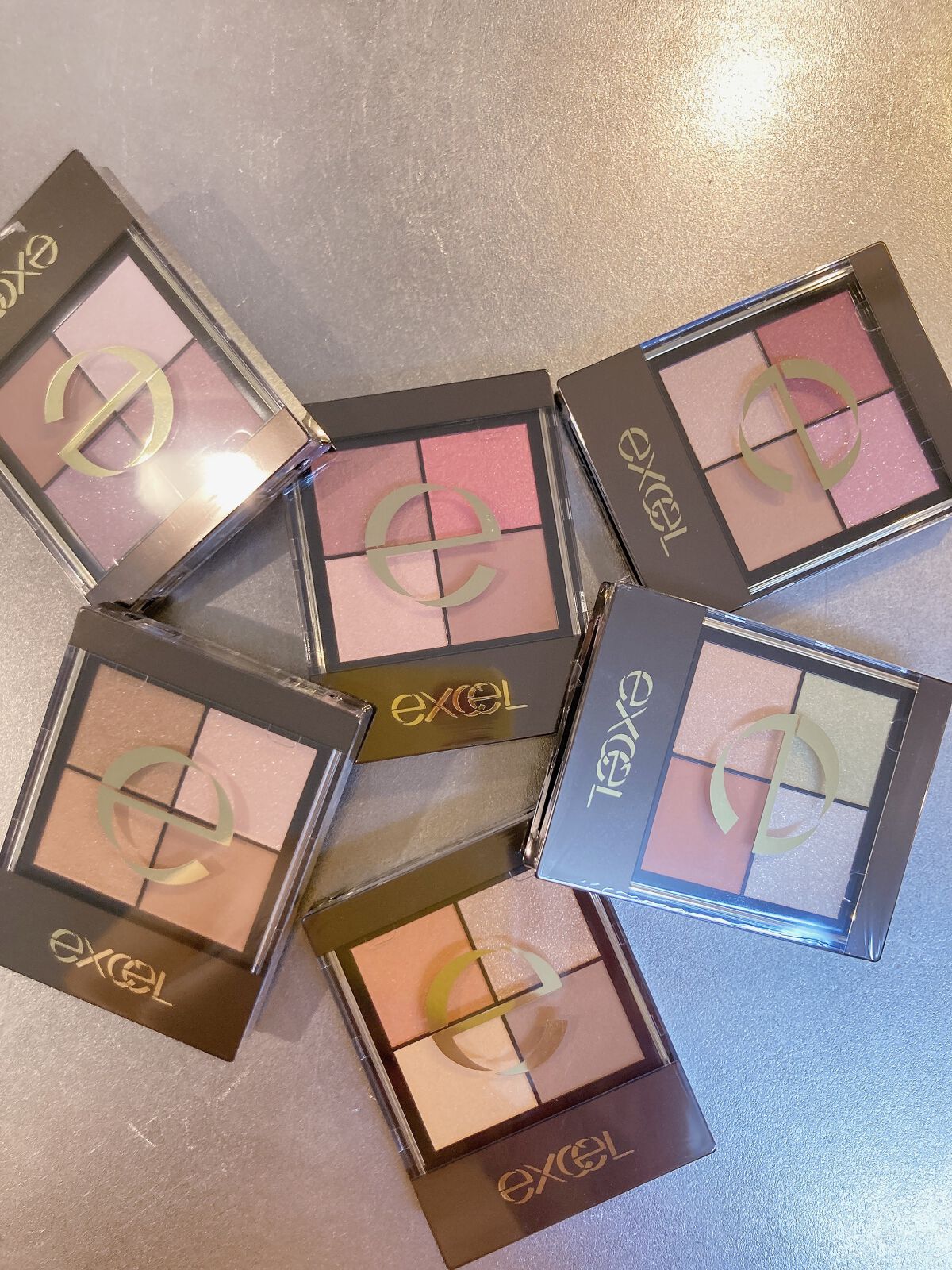 LIPSからいただきました！！

粉感はサラサラとした感じで真夏でもよれなさそうです！

発色はよくexcelのリアルクローズシャドウ、流石だと思いました！
まだ全色使っていませんがサラサラ、キラキラとして、ラメも上品な感じで気に入っていま