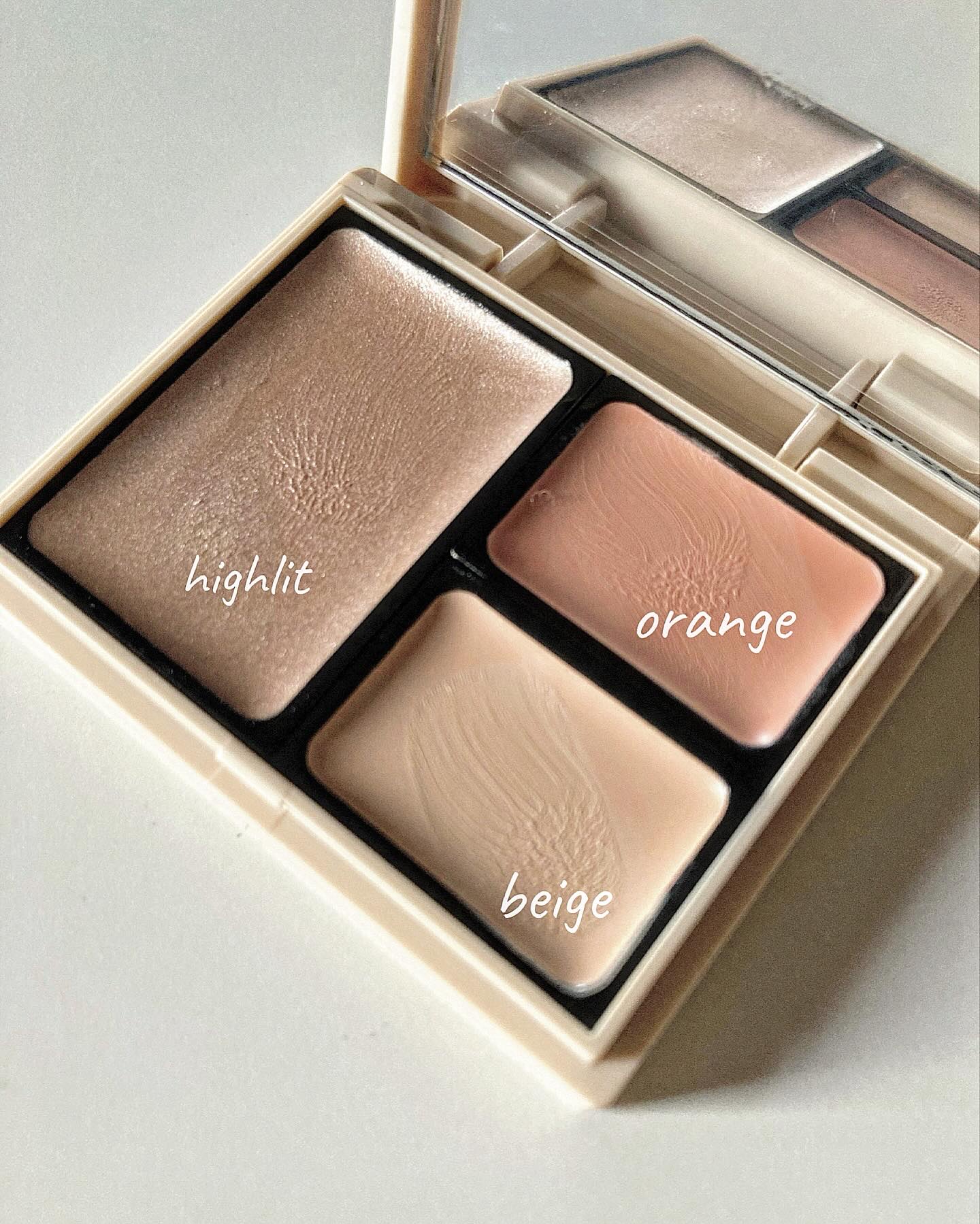 Upt パーフェクトベースパレットのクチコミ「・

コスメの箱を開けると、内側のデザインもとっても可愛い❤︎

作り手さんのこだわりを感じた.....」（3枚目）