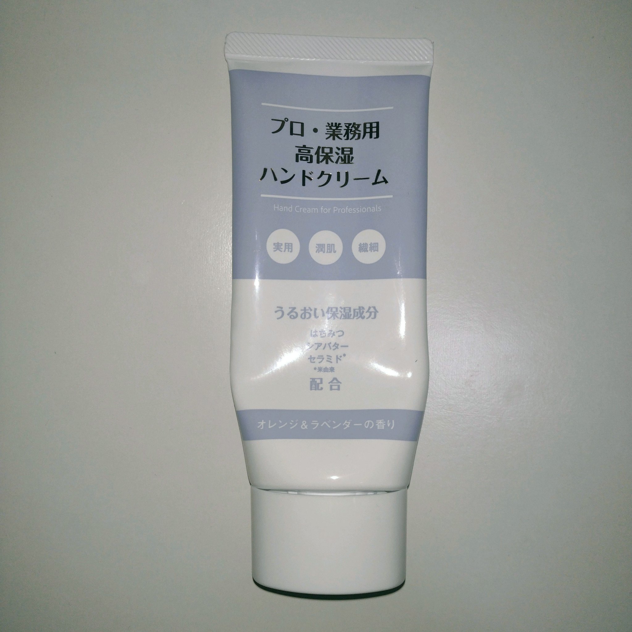 普通のプロ業務用ハンドクリームは料理前にも使えるので愛用していたのですが、冬&3時間毎の哺乳瓶洗いにて手にひび割れが…
そこで高保湿タイプを使ってみました。
これを使ってからガサガサはしていますが、ひび割れは出来なくなりました。
無香料タイ