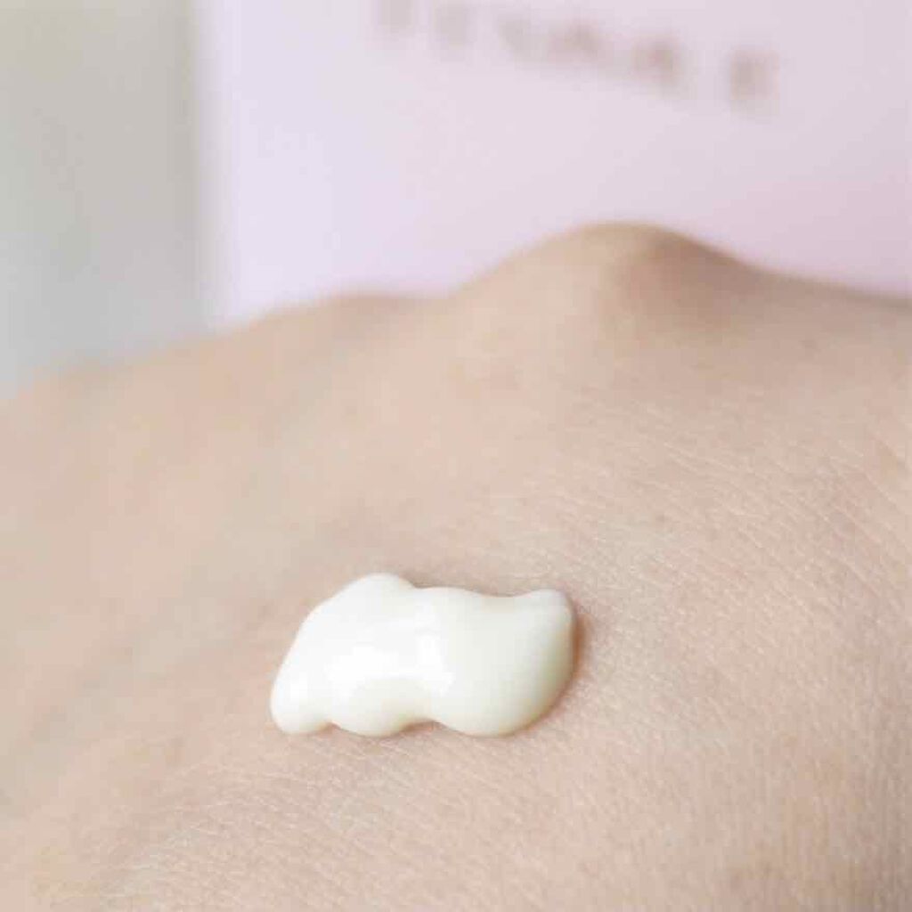 フラワー エッセンシャル モイスチャライザー/FEMMUE/乳液を使ったクチコミ(3枚目)