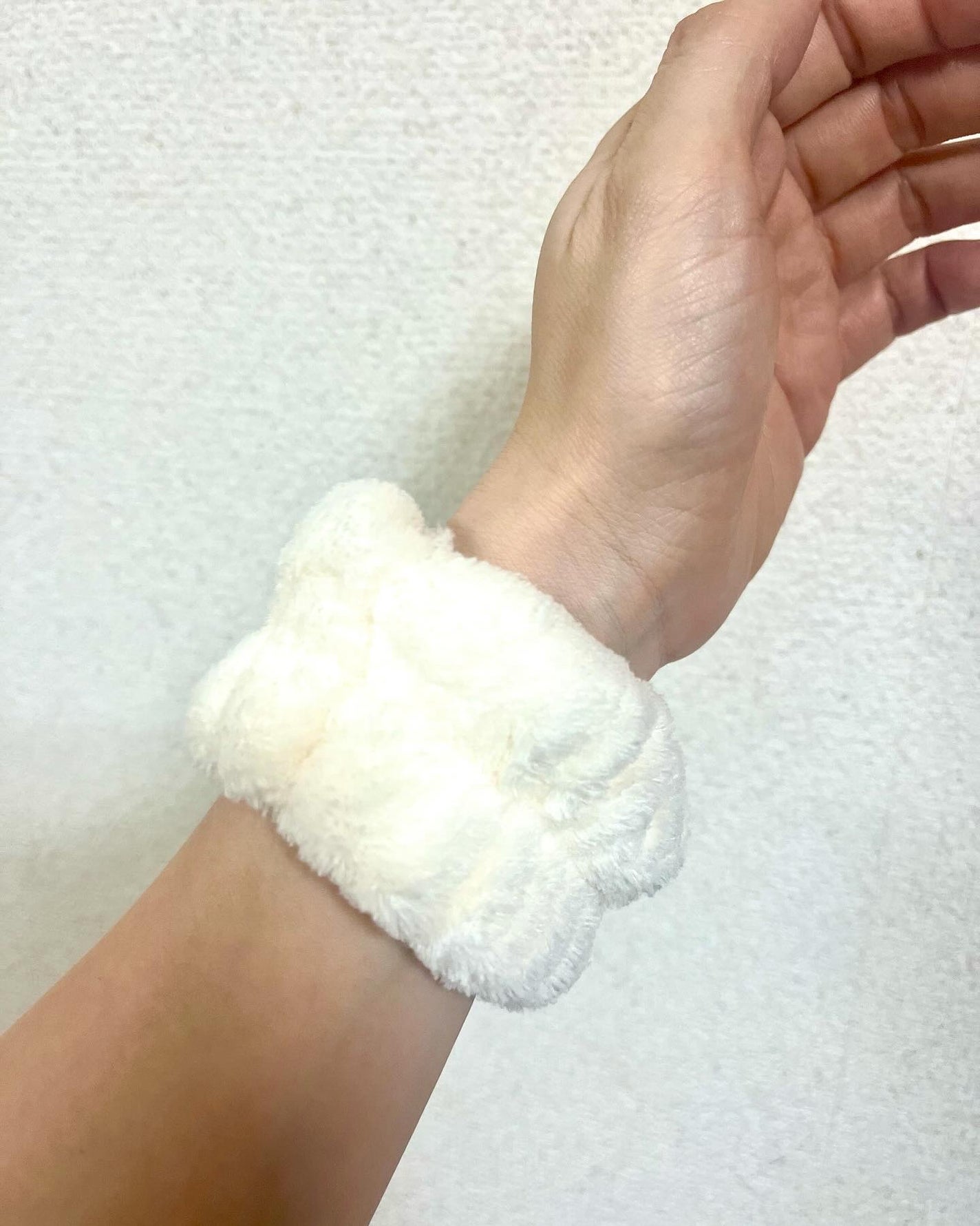 シャンティ on LIPS 「\3COINS爆売れアイテム/\洗顔時の袖が濡れるの防いでくれ..」(4枚目)