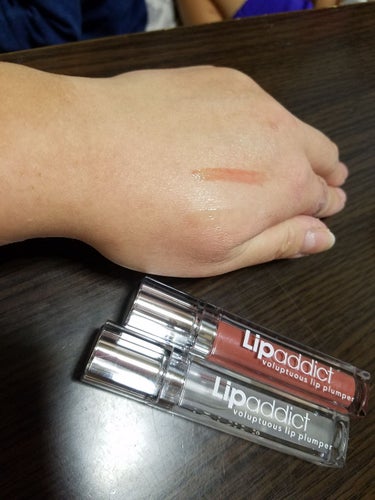 蜜柑 on LIPS 「唇が思ったより写ってなかったので手の甲にサッとぬってみました！..」（1枚目）