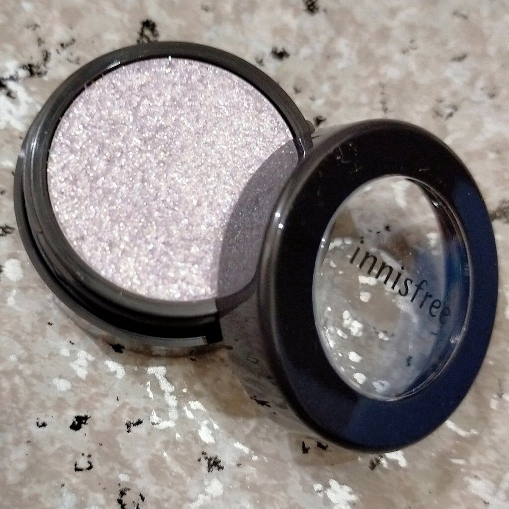 innisfree トゥインクル バームのクチコミ「ホログラムグリッター配合のアイシャドウ。 大粒なグリッター1つ1つが角度によってきれいに輝く。.....」（2枚目）