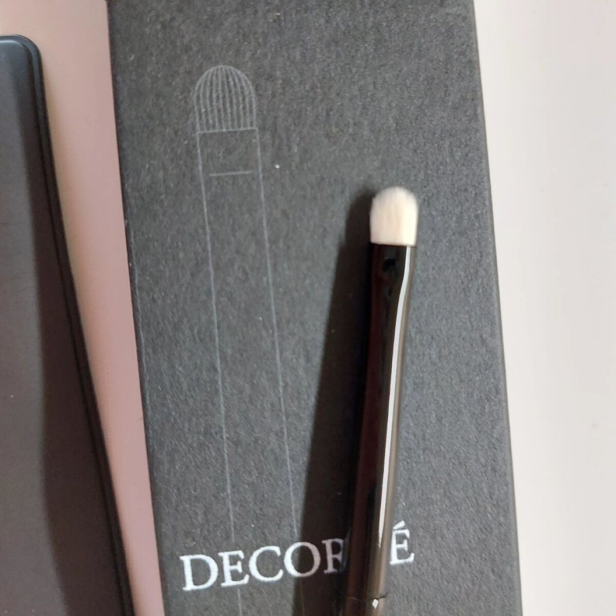 DECORTÉ アイシャドウ＆ライナー ブラシのクチコミ「使いやすい。

肌あたりも良いし、色もキレイにのってくれます。
細かいところにも使いやすい。
.....」（2枚目）