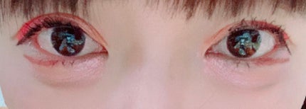 DAISO WHY NOT SPINNS クリームチークのクチコミ「ダイソーで!いちごみるくのクリームチークがアイシャドウ下地になる!
めちゃくちゃ発色よくなりま.....」(2枚目)