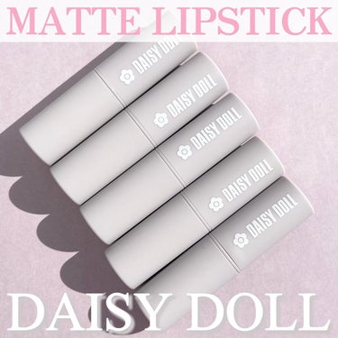 《MATTE LIPSTICK／DAISY DOLL》

・商品説明
乾燥した唇にもスルスルとなめらかに広がり、縦ジワを補正。
ひと塗りでしっかりと色づき、つけたての発色を長時間キープ。
美容エモリエント成分を贅沢に配合し、マットなのにしっとりを演出します。

・使用感
マットリップですが、乾燥している唇でもしっとり塗ることが出来るので、スルッとひと塗りで色づいてくれて良かったです。
シア脂やオリーブ果実油など5種類の保湿成分が入っているのも嬉しいです。
これからのシーズンにピッタリな色味でどれも可愛かったです◎
気になる方はぜひチェックしてみてください👆

DAISY DOLL by MARY QUANT様より、商品を頂きました。
ありがとうございました🙇‍♀️


#提供
#daisydoll
#デイジードール
#マットリップ 
#マット
#リップ
#コスメ紹介
#美容好きな人と繋がりたい
#美容
#美容好き
#美容好きさんと繋がりたい
#コスメ
#化粧
#化粧品
#コスメレビュー
#コスメ用品
#コスメ好きさんと繋がりたい
#コスメ大好き
#コスメオタクの画像 その0