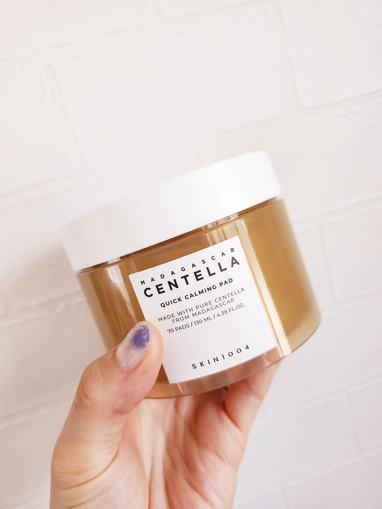 敏感肌のための鎮静パッド

シートマスクは毎晩のように愛用していますが、顔全体を覆わないこのタイプのものは初めてです。

シートは小さいけれど美容液がひたひたに染み込んでいて顔に乗せると心地良いです✨️

目の下から小鼻にかけて5分ほど使用