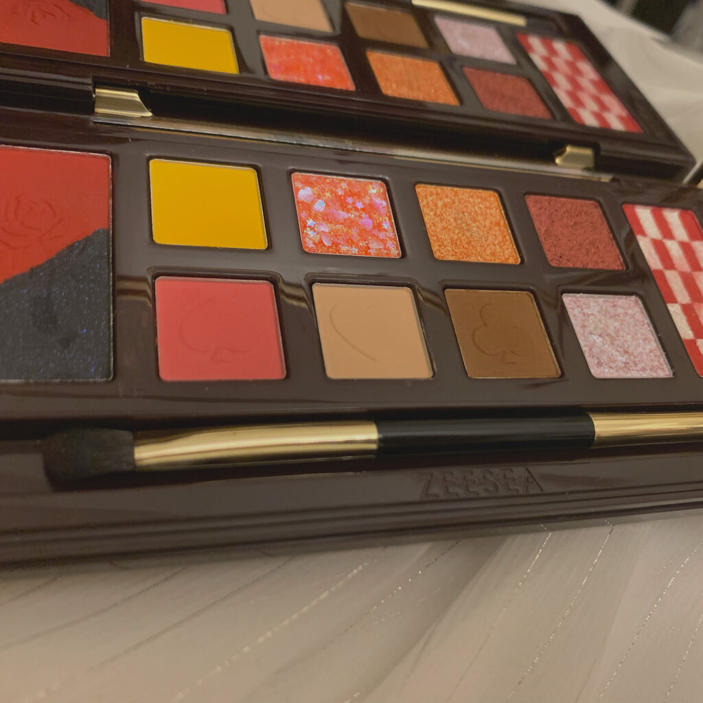 アリスドリームランドシリーズ 12色アイシャドウパレット（ZEESEA×大英博物館）/ZEESEA/アイシャドウパレットを使ったクチコミ（2枚目）