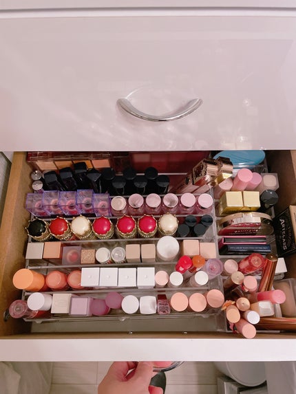 COLOさん˚✧₊⁎❝᷀ົཽ≀ˍ̮ ❝᷀ົཽ⁎⁺˳✧༚ on LIPS 「お部屋にあるミニ香水達と普通の香水♡コスメも沢山増えたけど、な..」(2枚目)