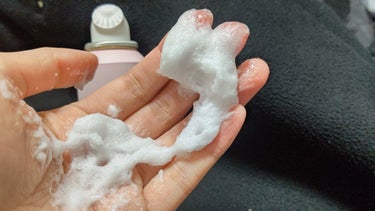 SGNI 炭酸泡洗顔のクチコミ「肌に乗せても泡が消えずに密着してくれて、ひんやりとしていてとても使い心地が良い！
洗い上がりも.....」（3枚目）