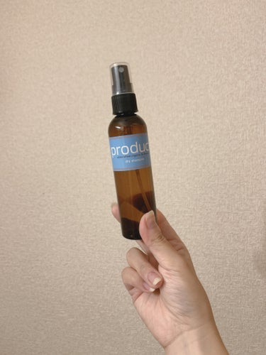  夏に重宝したドライシャンプー🫧
⭐︎ザ・プロダクトのドライシャンプー115ml⭐︎

寝起きや日中の髪がベタついて気になる時やスーッとさせたい時に使っていたドライシャンプーです。

○スプレー式で使いやすくていい！

○ダマスクバラ花水・エタノール・セイヨウハッカ油・ローズマリー葉エキス・ヒマワリ種子油が配合！すべてオーガニック認証成分🙌

○香りがよく、スーッとした使い心地も最高！頭皮ケアにも◎

文句なしのドライシャンプーでしたが、強いていうなら思ってたより小さかった笑。ただ、その分持ち運びやすく外出先や旅行にも持って行きやすいサイズです。

また、私はドライシャンプーとしてしか使っていませんでしたが、自然由来の成分のためボディミストやマスクスプレーとしても使えるみたいです。体のベタつきを抑えたりリフレッシュにも良さそうですね☺️


#ザ・プロダクト#ドライシャンプー#115ml#ヘアケアグッズ#ヘアケア_おすすめの画像 その0