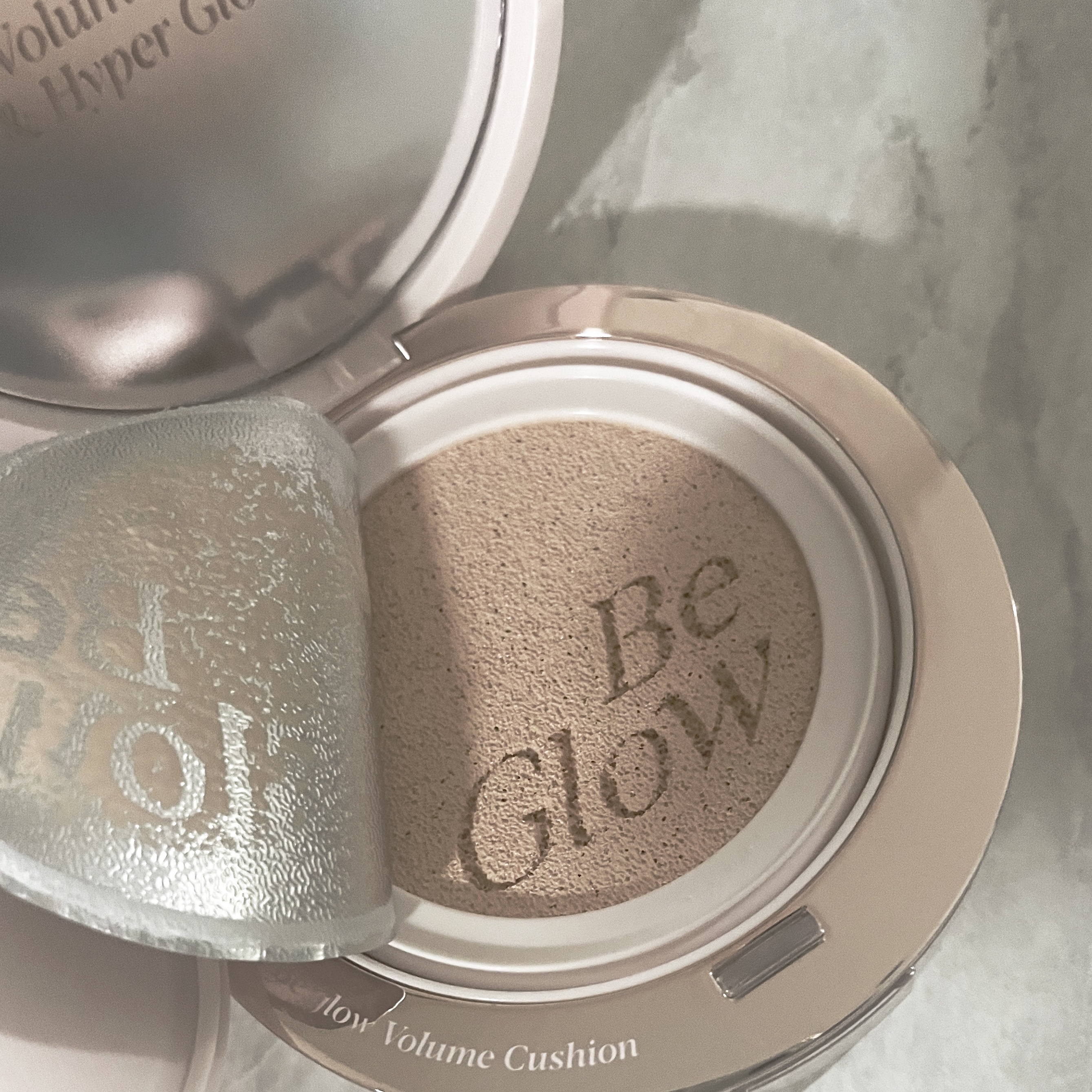 ツヤ肌クッションで大人気な
エスポアのクッション♡
塗った瞬間から肌の内側からツヤ爆発！
ゆで卵のようなぷりぷり肌になれるクッション。

【使った商品】espoir
ビーグロー ボリュームクッション　
バニラ(20号おすすめカラー、かなり明