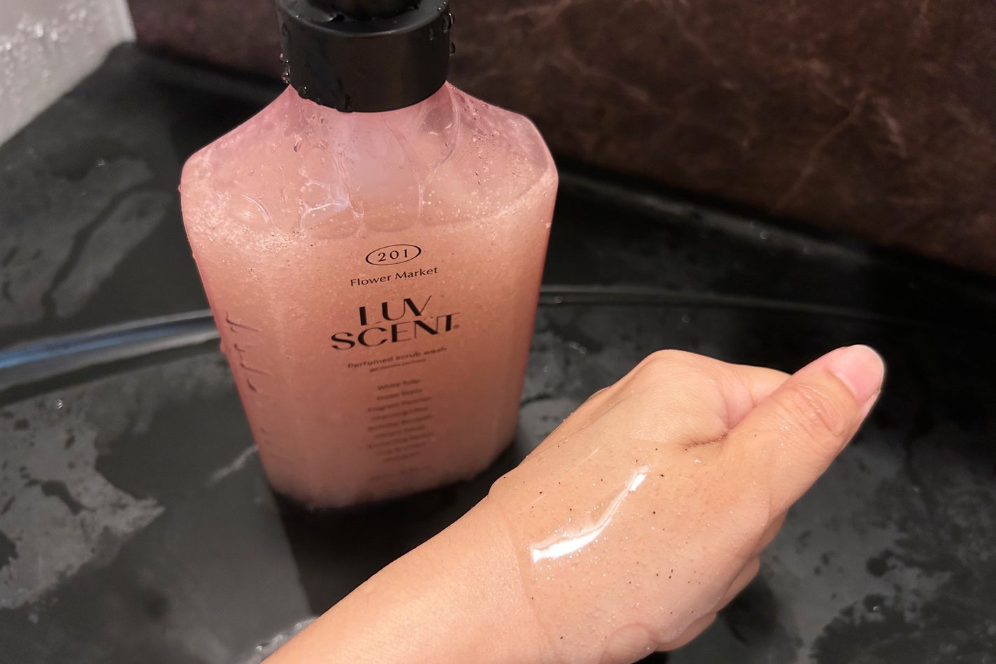 スクラブボディウォッシュ フラワーマーケット ホワイトチューリップ/LUV SCENT/ボディスクラブを使ったクチコミ(2枚目)