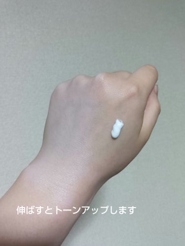 ほぼ使い切り　冬に大活躍しました
キュレル　潤浸保湿 UVエッセンス

昨年の秋頃に肌に優しい日焼け止めを探していたところこちらを見つけて購入しました。

保湿力が高く、夕方になっても乾燥しない、肌が疲れないのが嬉しいポイントです。
が、かなり白くなります。本当に、白くなります。ギリギリトーンアップと言える……？位になります。

休日のお散歩くらいの外出にはこちらの日焼け止め＋フェイスパウダーでメイク終了してました。

SPF30なので、冬には重宝しましたが、これからの真夏の炎天下には物足りないかもしれません。
でも、肌が疲れなくて本当におすすめなので、今年の冬にまたリピートすると思います！



の画像 その2