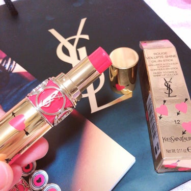 ❤YSL❤

ルージュヴォリュプテシャインコレクター
12

限定パケのハートアローが超可愛い💗💗

とっても綺麗に発色してくれる✨
YSLに外れないんじゃない!?

スルスル塗れちゃう✨
塗ったらめっ